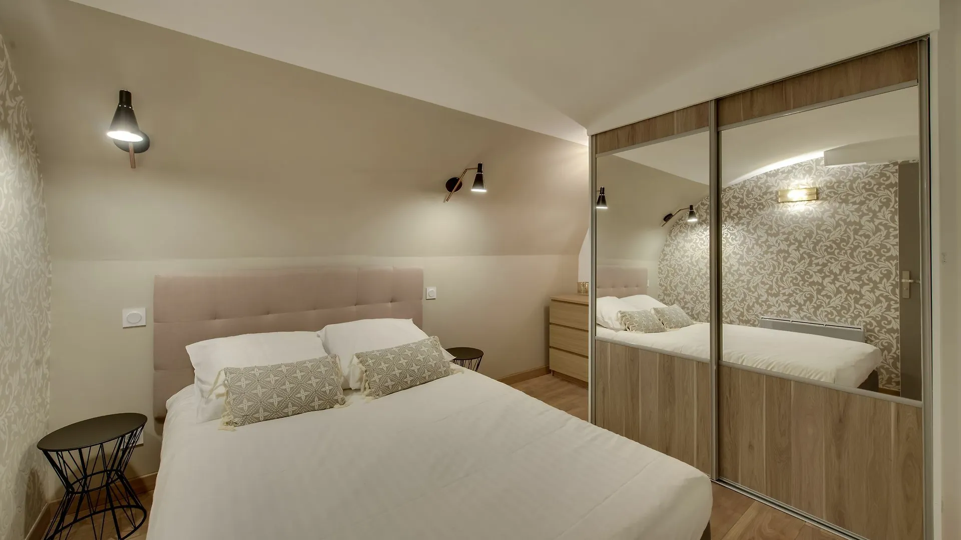 Daire Beautiful Triplex In The Center Of *