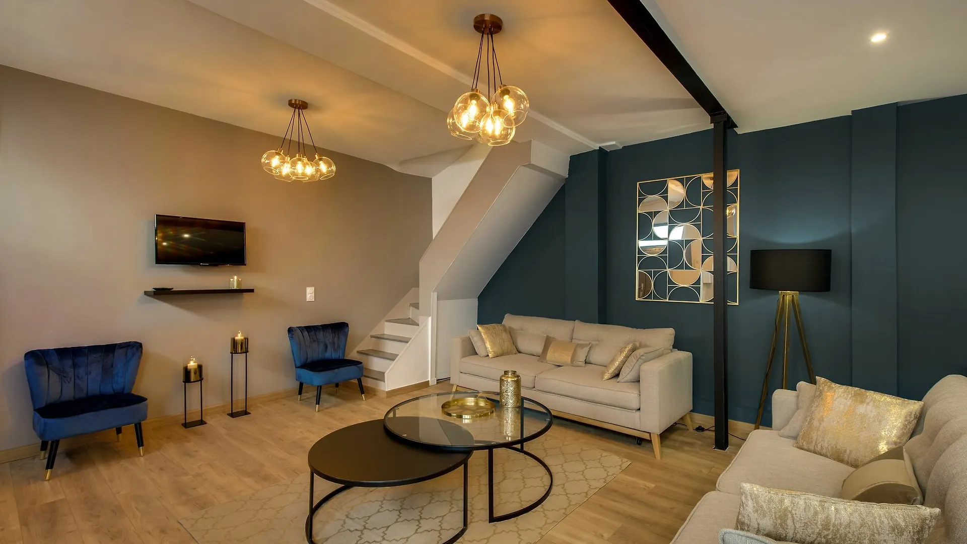 Daire Beautiful Triplex In The Center Of