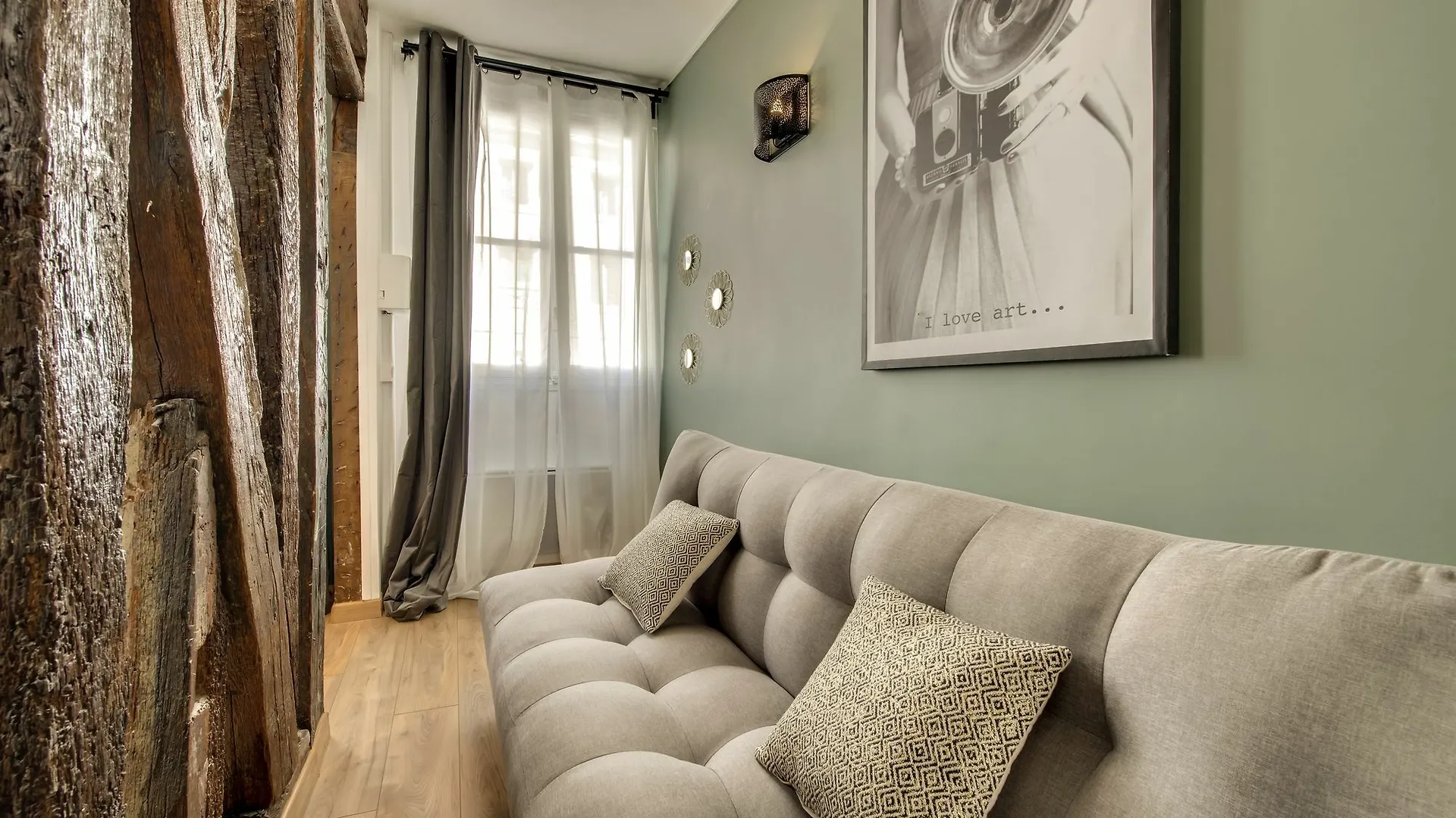 Apartment Beautiful Triplex In The Center Of